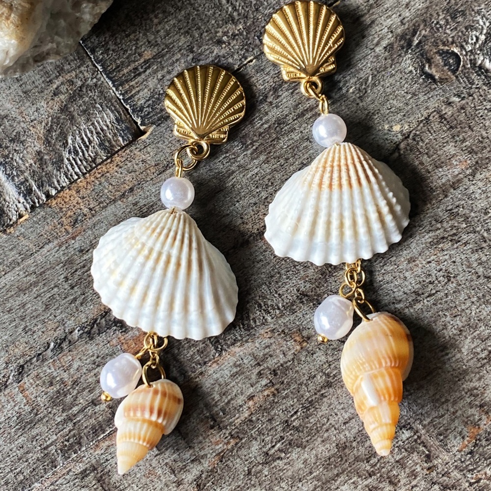NEW Gold Seashell Pearl Dangle Earrings